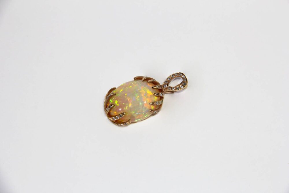 Pendiente en oro rosa 14k con 28 quilates en Ópalo Fino y 1.10 en diamantes - Image 3