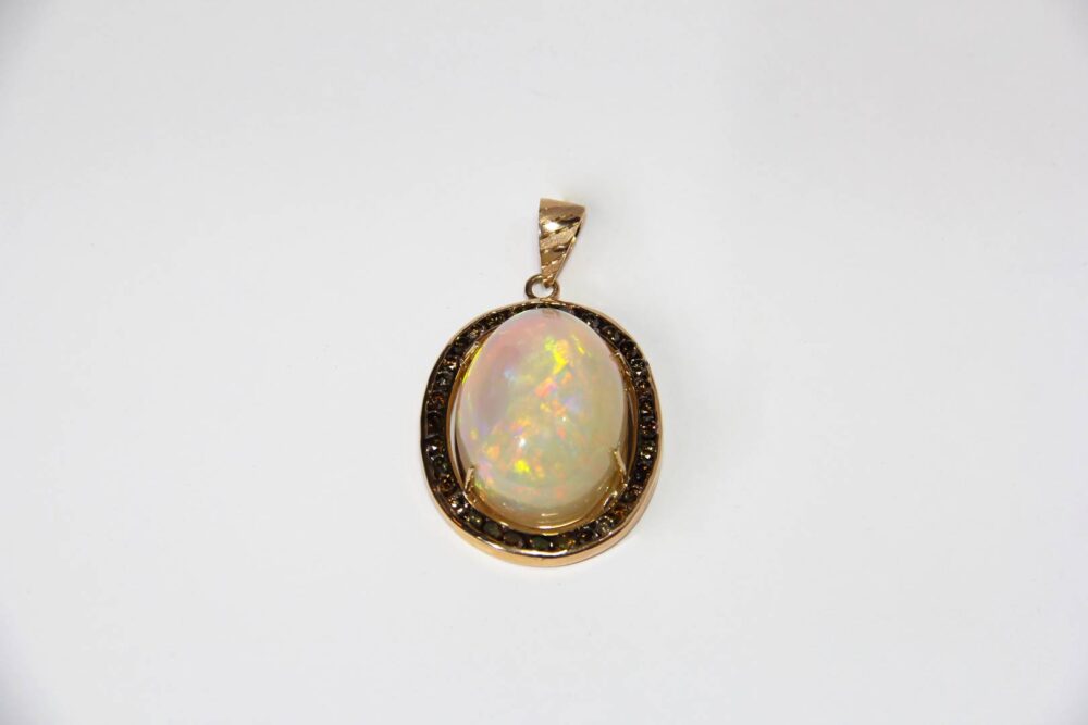 Pendiente en oro rosa 14k con 61 quilates en ópalo Fino y 2.50 en diamantes chocolate