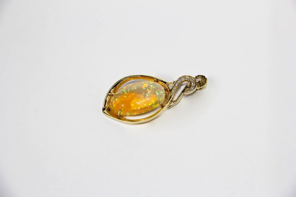 Pendiente en oro amarillo 14 k con 20 quilates en ópalo y .25 en diamantes - Image 3