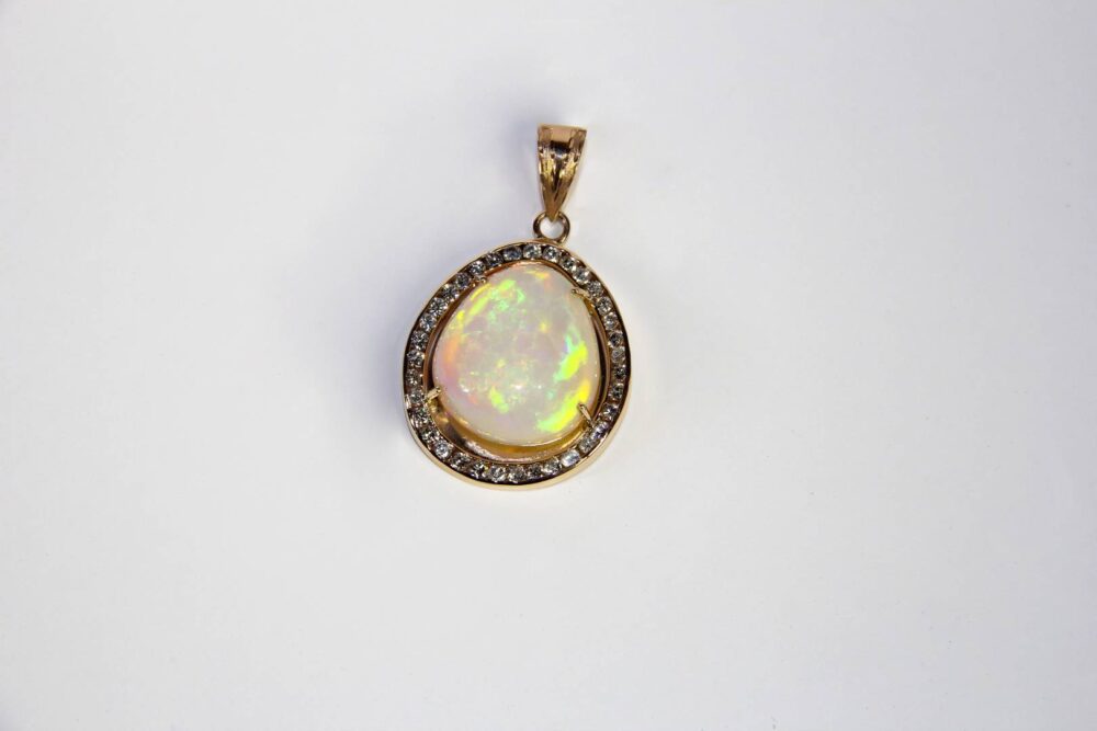 Pendiente en oro rosa 14k con 27.00 quilates de Ópalo Fino y 2.50 en diamantes