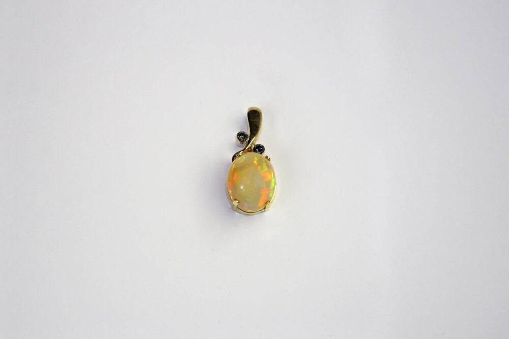 Pendiente de oro amarillo 14 k con 19 quilates en ópalo y .25 en diamantes azules