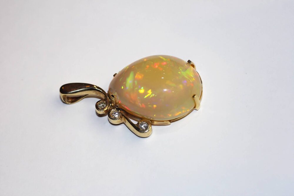 Pendiente de oro amarillo 14k con 75.00 quilates de Ópalo Fino y .60 en diamantes - Image 2