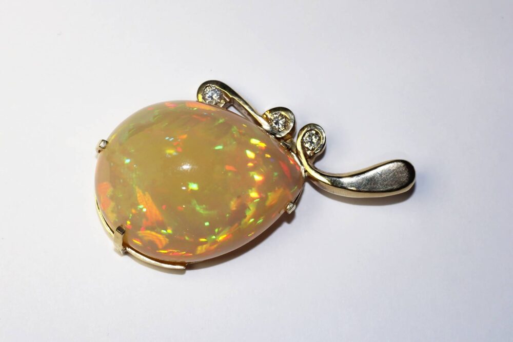 Pendiente de oro amarillo 14k con 75.00 quilates de Ópalo Fino y .60 en diamantes - Image 3