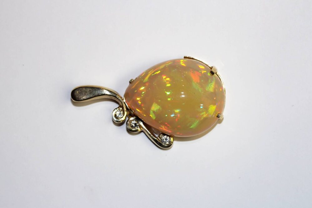 Pendiente de oro amarillo 14k con 75.00 quilates de Ópalo Fino y .60 en diamantes