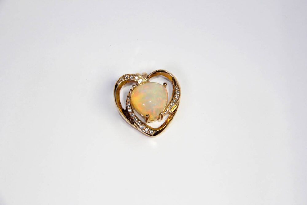 Dije en oro rosa 14 k con 17 quilates en Ópalo fino y .85 en diamantes