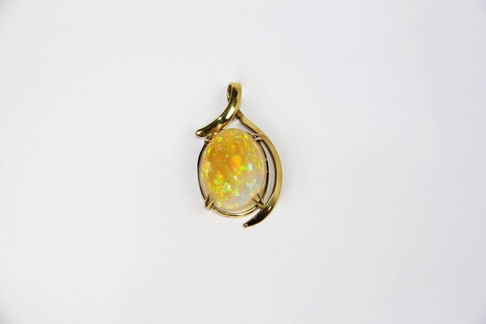 Pendiente en oro amarillo 14k con 29 quilates en ópalo
