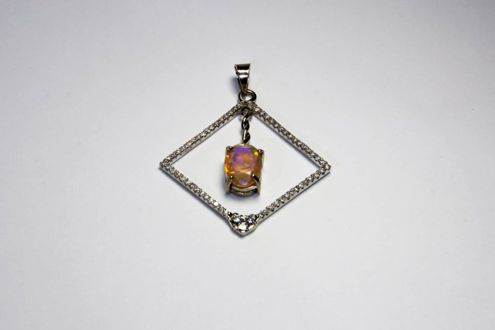 Pendiente de oro blanco 14k con 3.00 quilates de ópalo faceteado y 1.20 en diamantes - Image 3