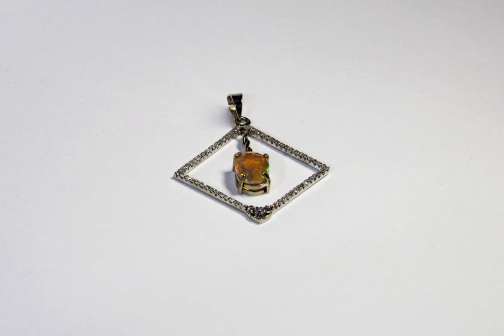 Pendiente de oro blanco 14k con 3.00 quilates de ópalo faceteado y 1.20 en diamantes - Image 2