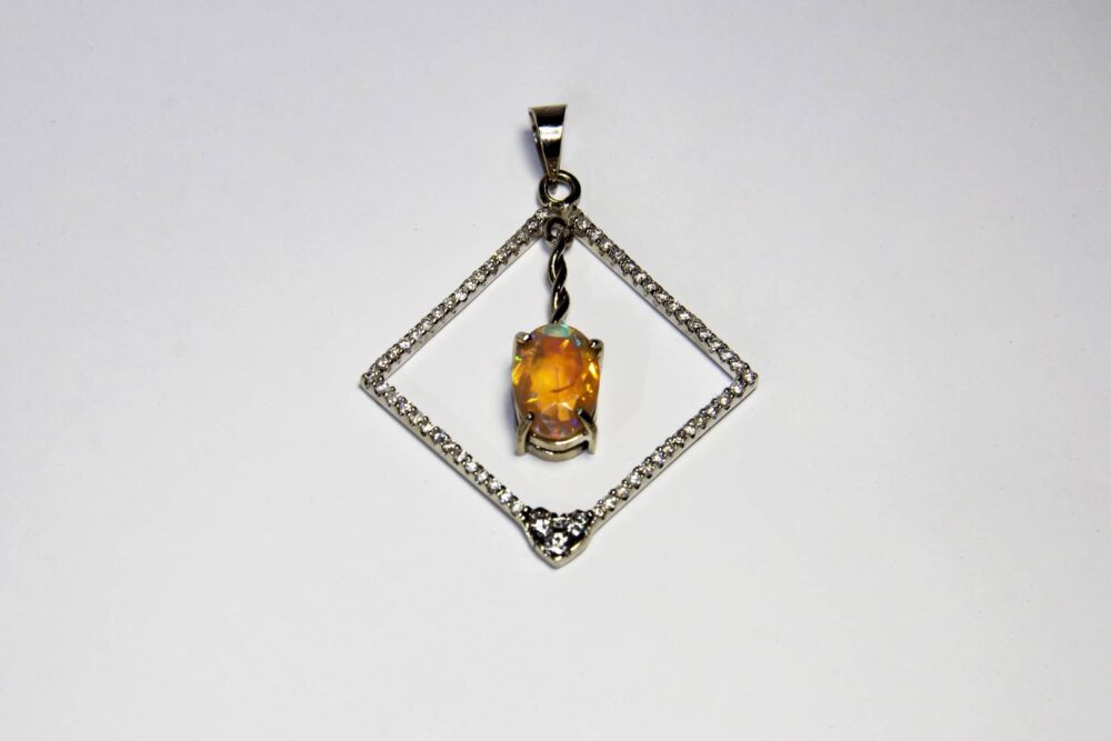 Pendiente de oro blanco 14k con 3.00 quilates de ópalo faceteado y 1.20 en diamantes