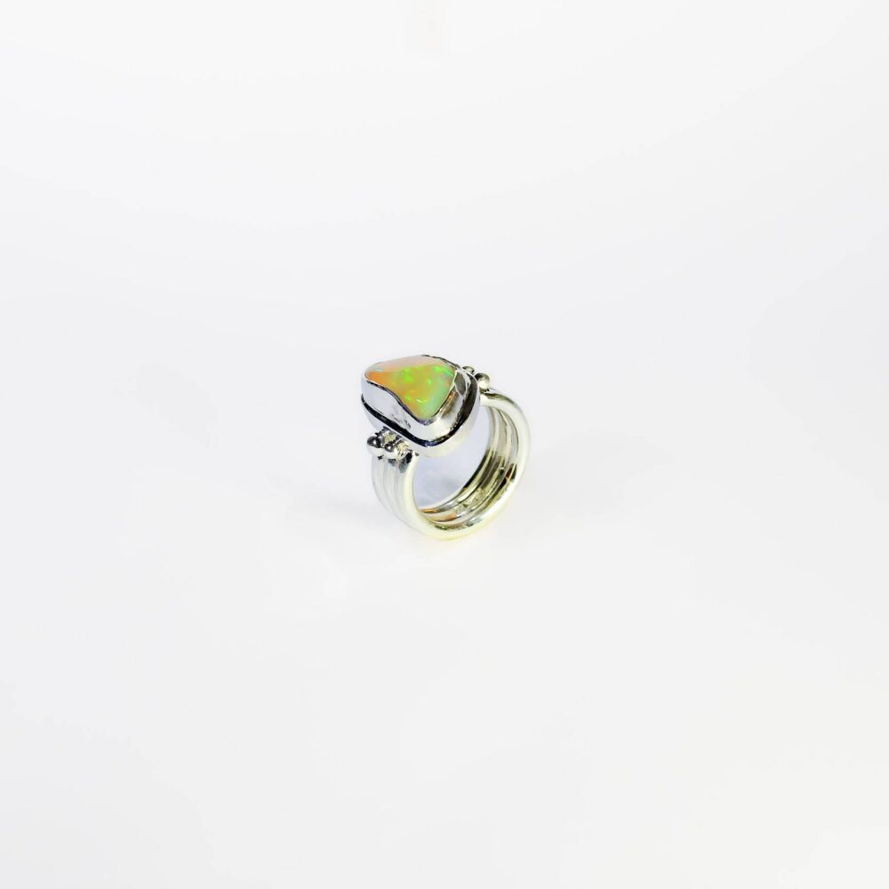 Anillo de plata .925 con ópalo en forma libre - Image 2