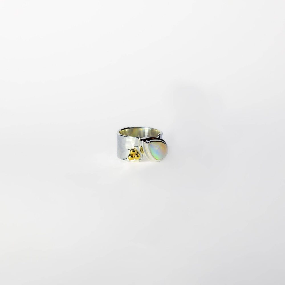 Anillo de plata .925 con detalles en oro 14 k y ópalo cabuchon