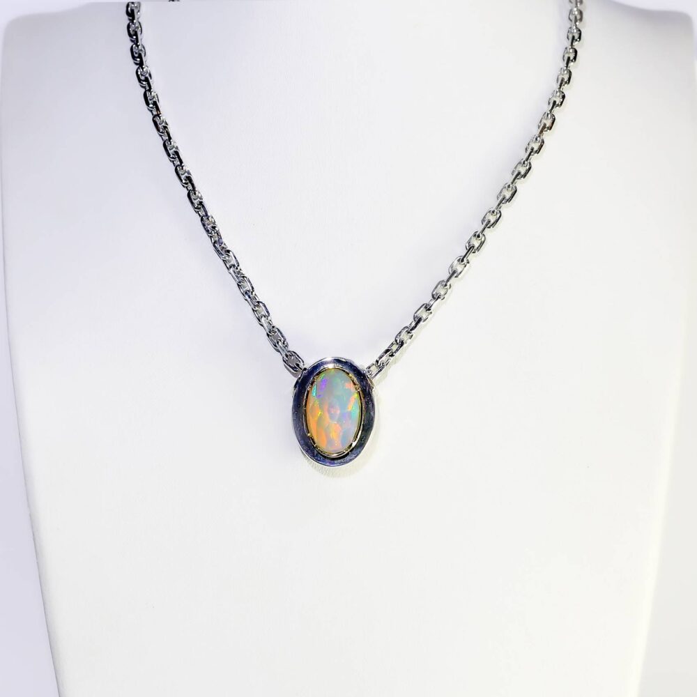 Collar de plata .925 con detalles en oro amarillo 14k y 8 quilates en ópalo fino.