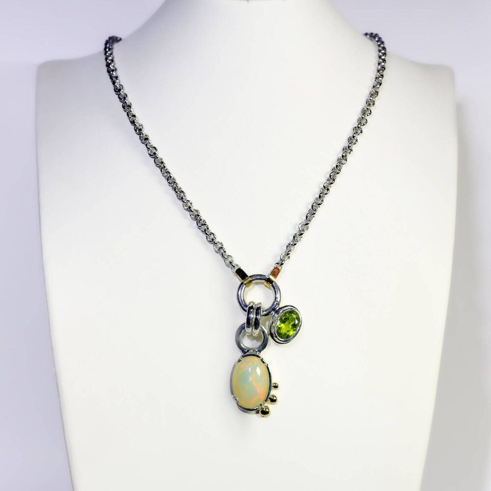 Collar de plata .925 con detalles en oro amarillo 14 k ópalo y Peridoto