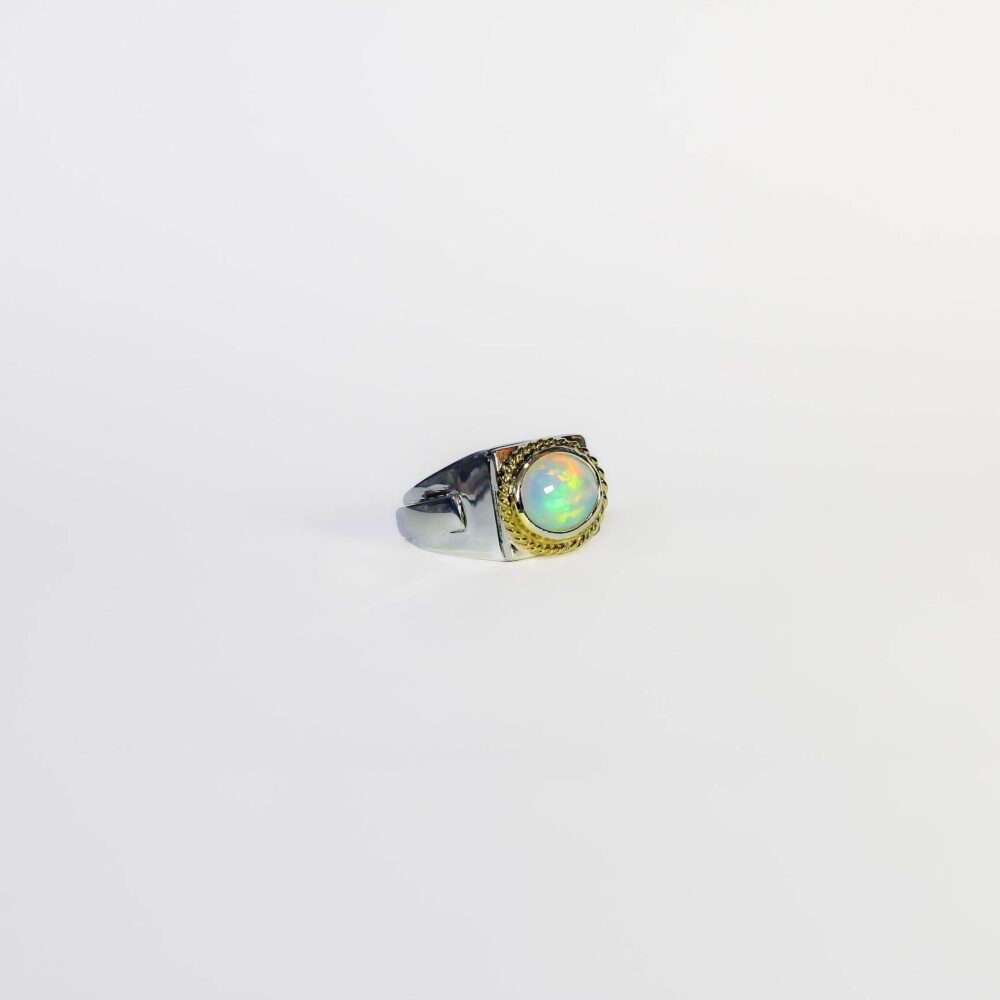Anillo de plata .925 con detalles en oro amarillo 14 k y ópalo cabuchon