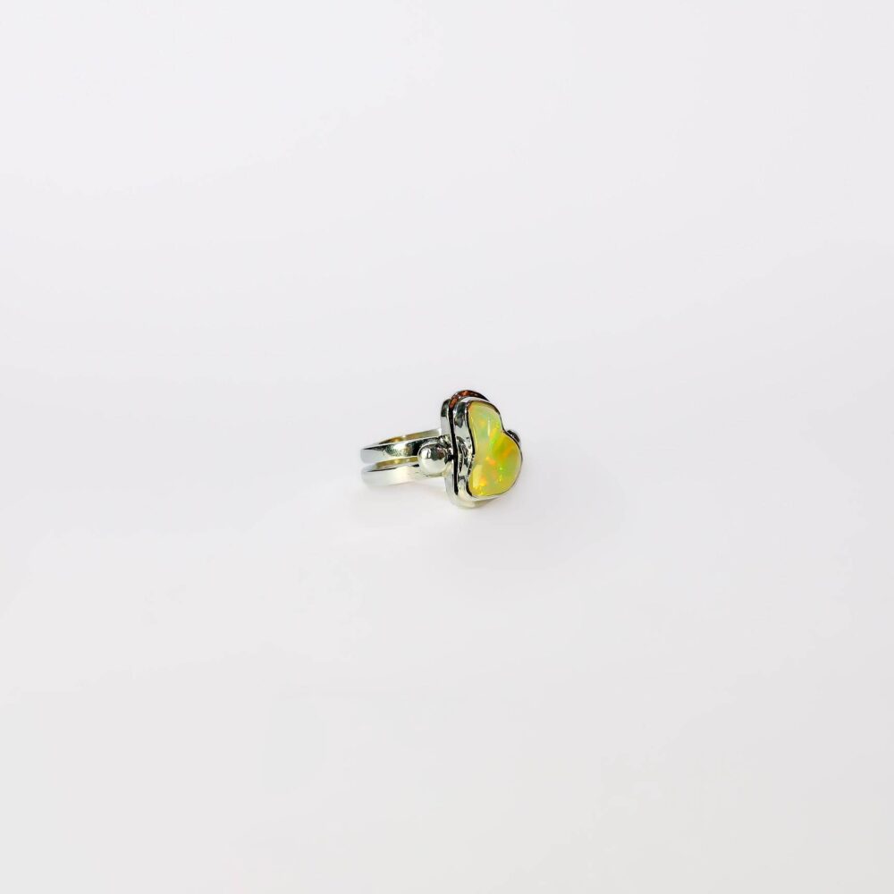 Anillo de plata .925 con ópalo en forma libre.